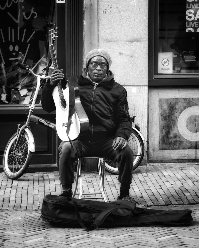 Straatportret Deventer Straatmuzikant