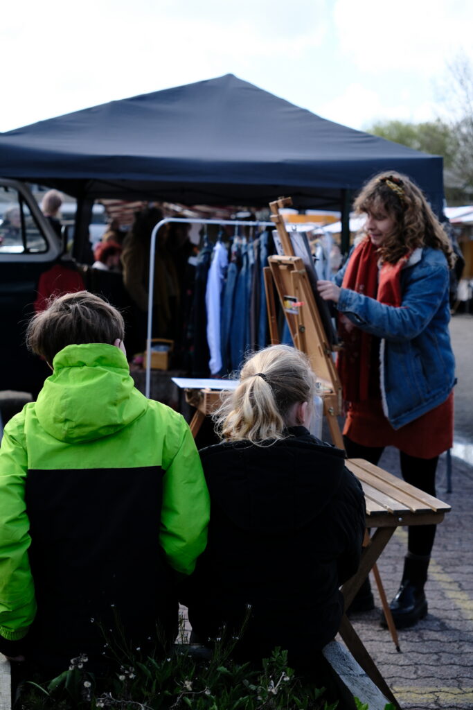 poseren voor een portrettekening bij een van de creatieve plekken op de Makersmarkt